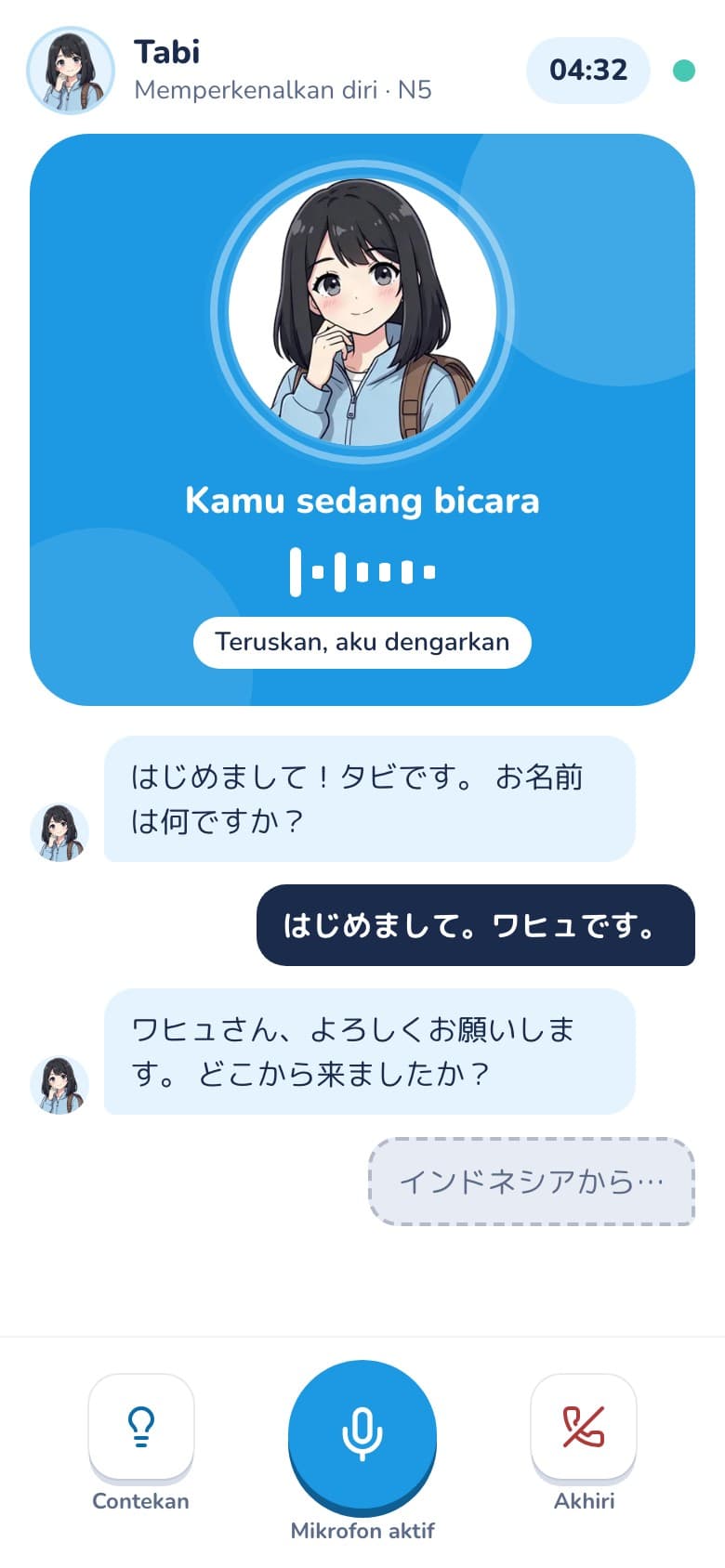 Layar percakapan Kotoki: Tabi menyapa dan menanyakan nama, dengan transkrip percakapan bahasa Jepang di bawahnya